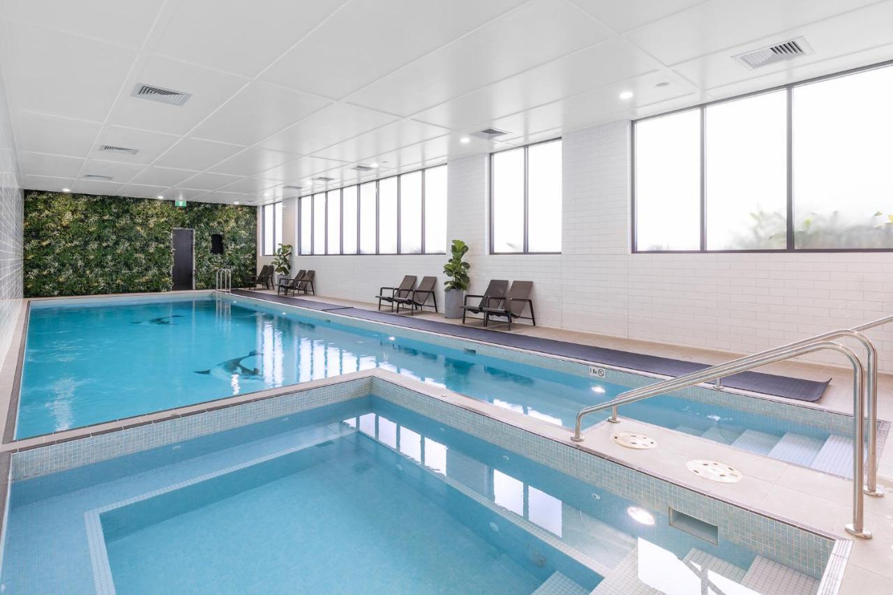Meriton Suites Coward Street, Mascot Sidney Exterior foto The pool at the hotel