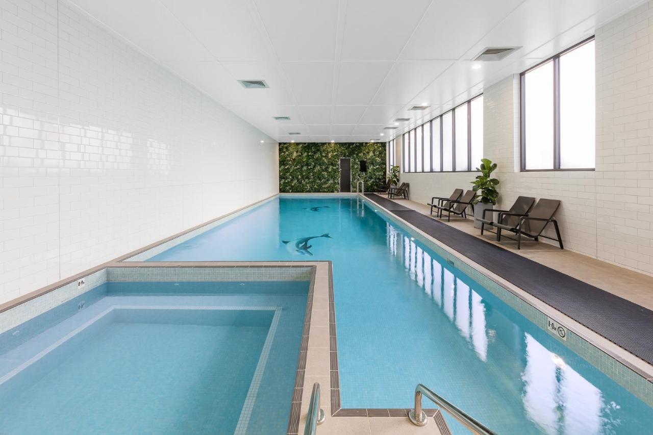Meriton Suites Coward Street, Mascot Sidney Exterior foto The pool at the hotel